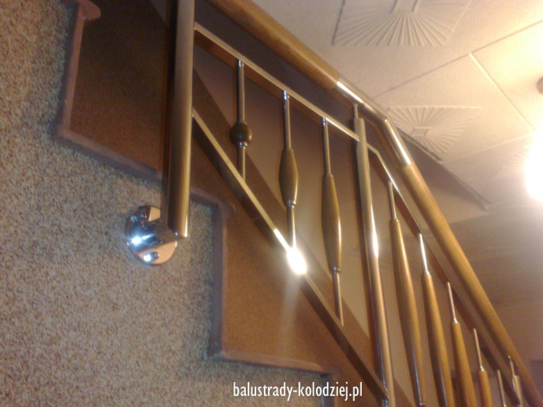 Balustrada ze stali nierdzewnej z drewnem.Prywatny dom ��cko.