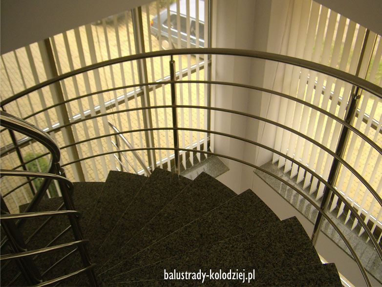 Balustrada ze stali nierdzewnej,gi�te.Budynek EMPOL Tylmanowa