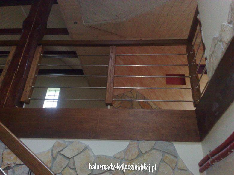 Balustrada drewniana z rurkami nierdzewnymi
